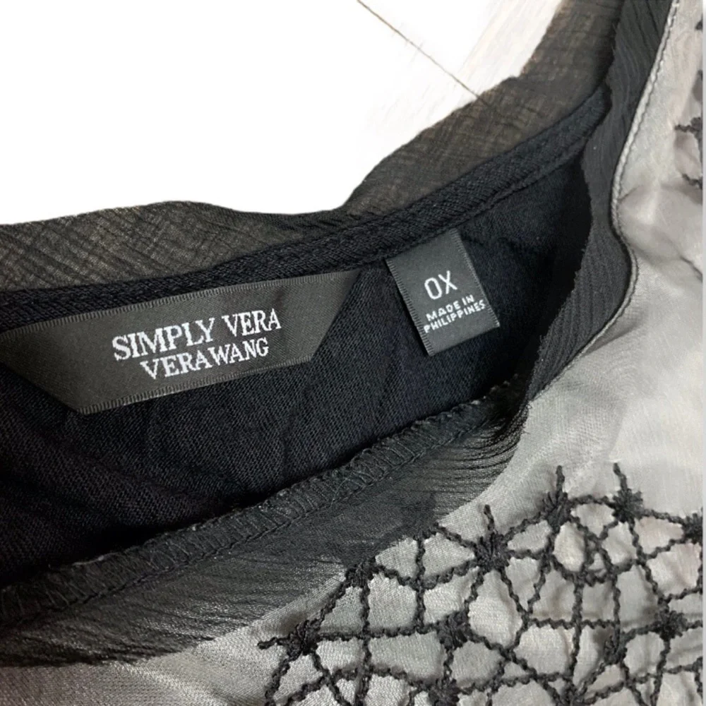 SIMPLY VERA VERA WANG BLACK SLEEVELESS TOP SIZE 0X - Picture 5 of 5